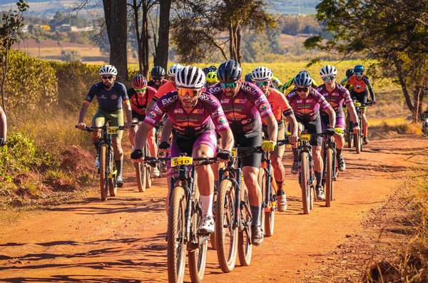 What specific dietary adjustments help enhance metabolic rate in bodybuilders?